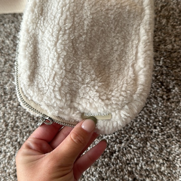 Lululemon Everywhere Belt Bag 1L *Fleece - Picture 2 of 8